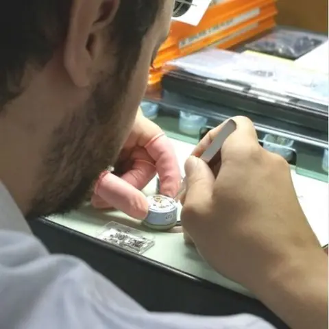Fiona Krüger Assembling skull watch