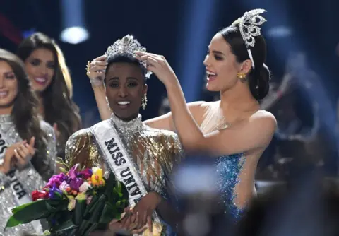 Getty Images Miss Universe 2018 Philippines' Catriona Gray (R) crowns the new Miss Universe 2019 South Africa's Zozibini Tunzi .