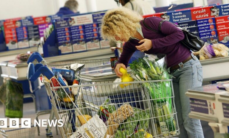 105089365 supermarket.checkout.lady .g.jpg