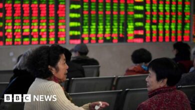 106165003 chinastockspeoplegreenandred.jpg