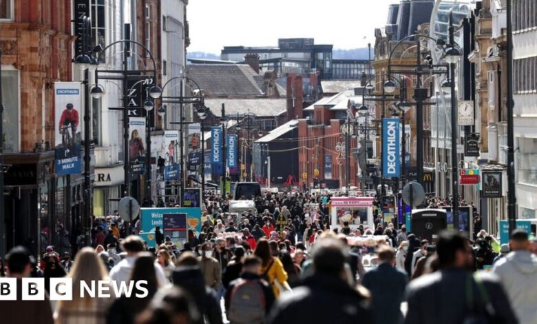 118582662 shoppers.jpg