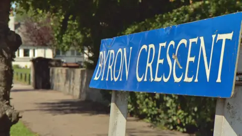 Byron Crescent sign