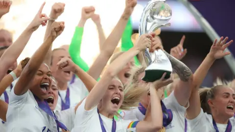 Getty Images Leah Williamson celebrates with her teammates after they win the Euro 2022 Final against Germany