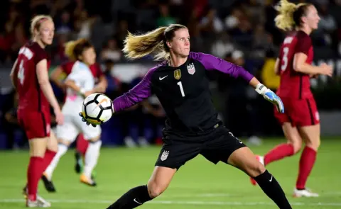 Harry How/GETTY IMAGES Alysa Naeher of the United States makes a throw during a 3-0 win over Japan in the 2017 Tournament Of Nations, August 2017