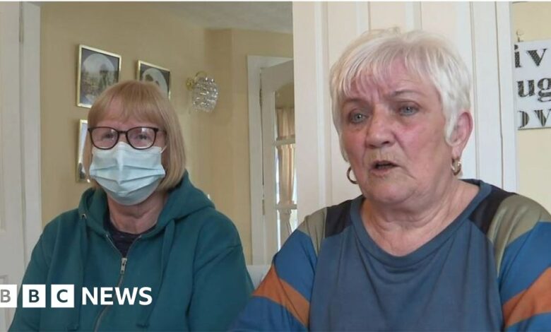 124290038 twowoemncropped.jpg