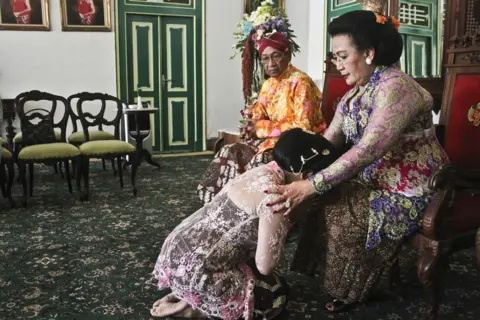 Getty Images Princess Haryu showing respect to her mother and father.